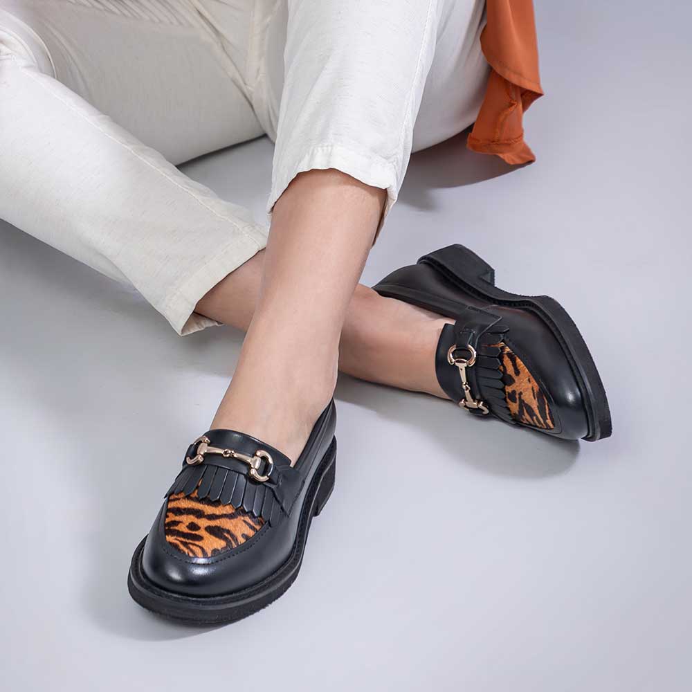 Mocassim Feminino Fascar Preto Onça Salto Baixo Em Couro