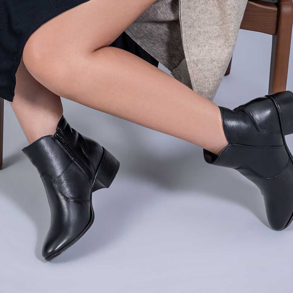 Bota Feminina Fascar Preta Salto Médio Em Couro