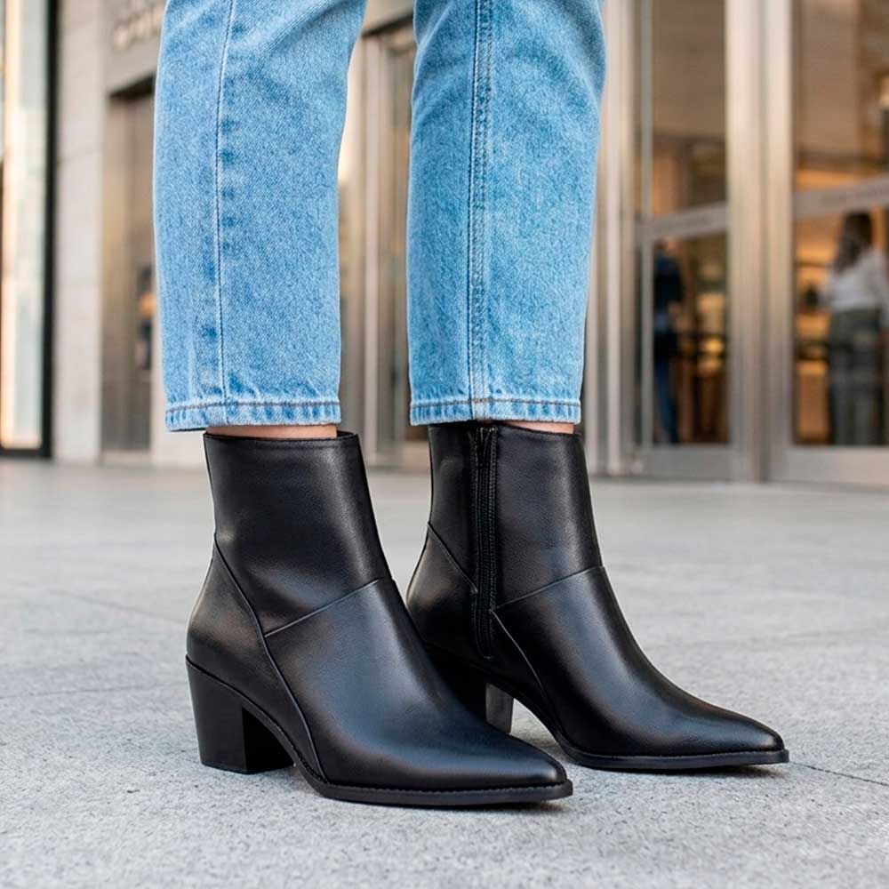 Bota Feminina Fascar Preta Salto Médio Em Couro