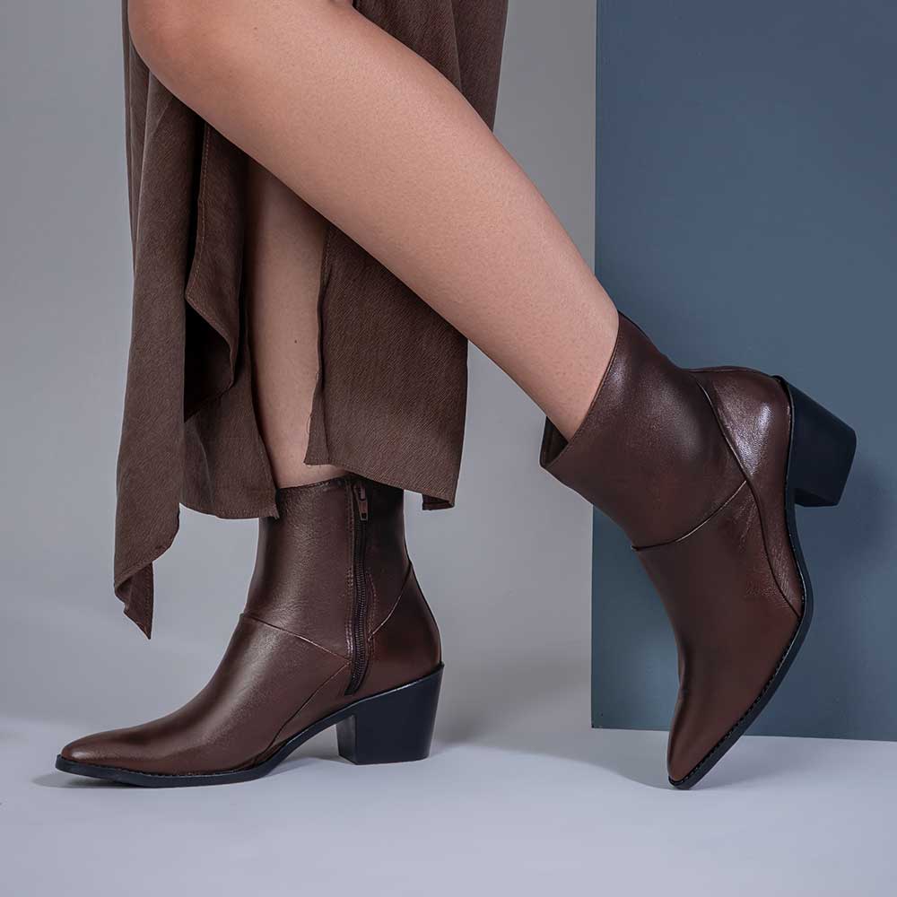 Bota Feminina Fascar Marrom Salto Médio Em Couro