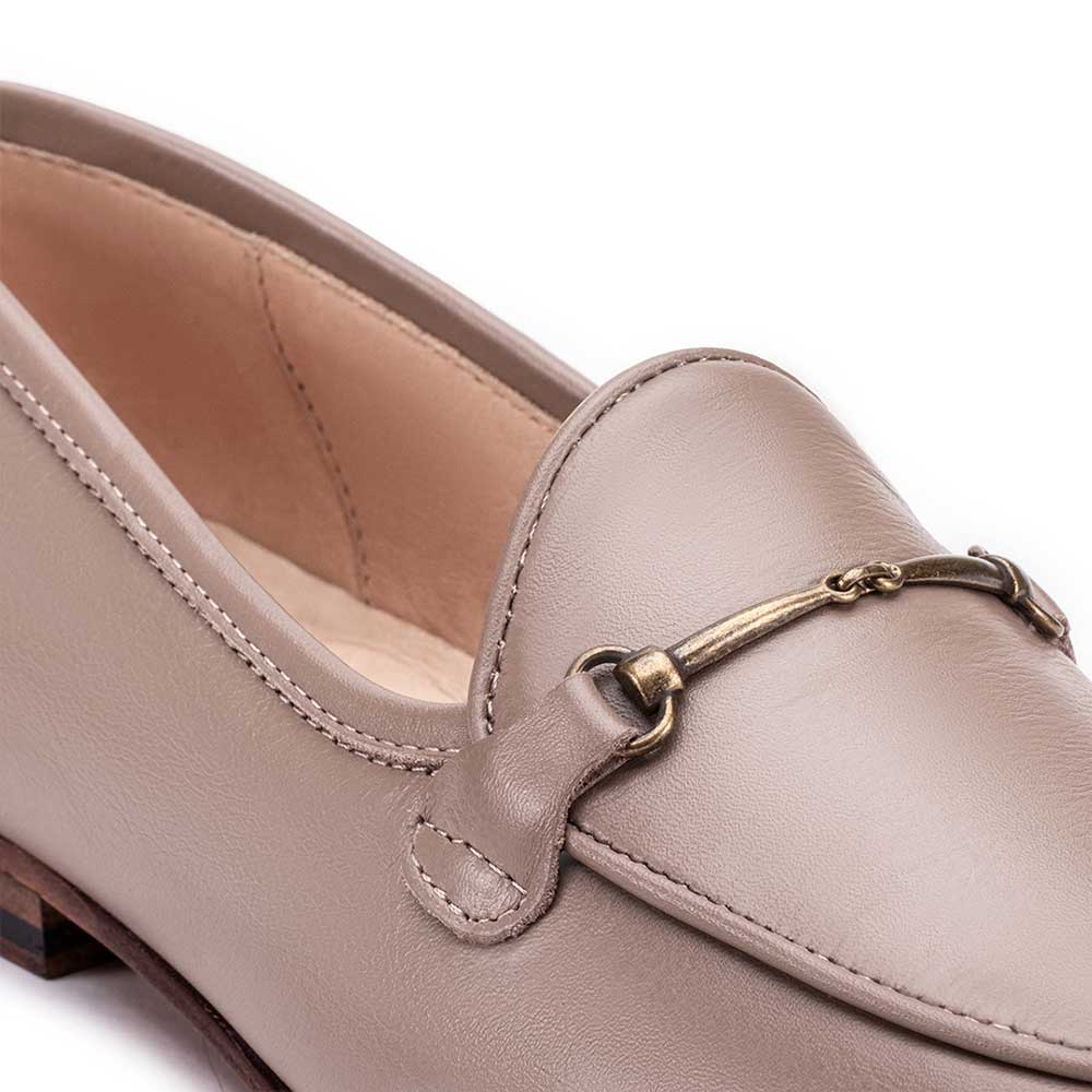 Mocassim Feminino Fascar Bege Salto Baixo Em Couro